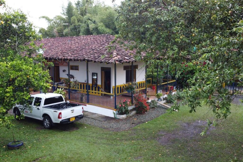 Casa Finca Villa Luz A 800 Mts Del Parque Del Cafe Montenegro Eksteriør billede